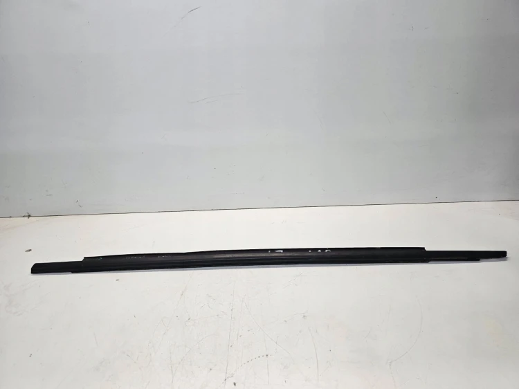LISTWA MAT SZYBY LEWY PRZÓD AUDI A3 8V 5-DRZWI 8V4837477