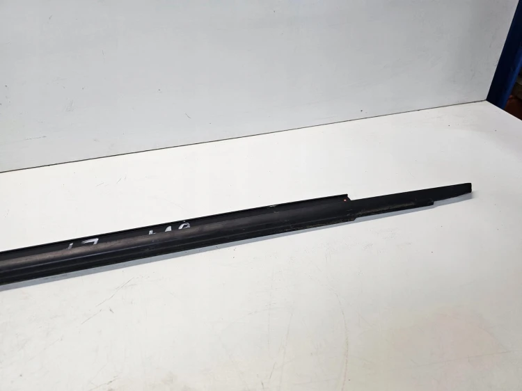 LISTWA MAT SZYBY LEWY PRZÓD AUDI A3 8V 5-DRZWI 8V4837477
