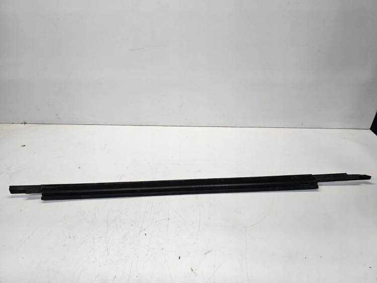 LISTWA MAT SZYBY LEWY PRZÓD AUDI A3 8V 5-DRZWI 8V4837477
