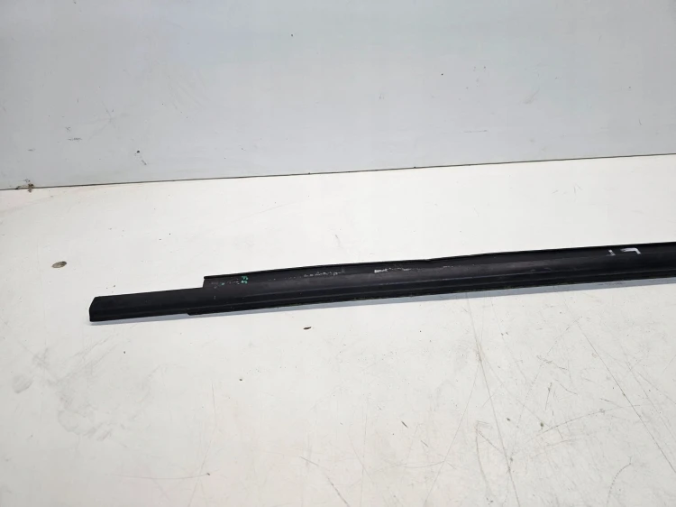 LISTWA MAT SZYBY LEWY PRZÓD AUDI A3 8V 5-DRZWI 8V4837477