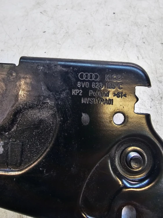 ZAMEK MASKI RYGIEL LEWY AUDI A3 8V 8V0823185C
