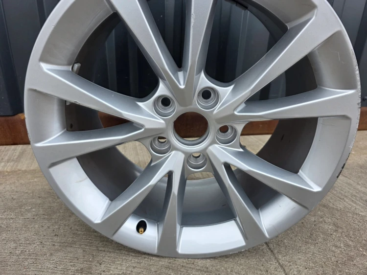 FELGA ALUMINIOWA AUDI A3 S3 8Y VW SEAT 8.0J R17 ET46 8Y0601025CC S24/26
