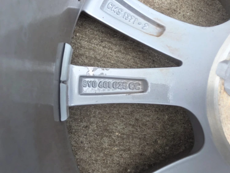 FELGA ALUMINIOWA AUDI A3 S3 8Y VW SEAT 8.0J R17 ET46 8Y0601025CC S24/26