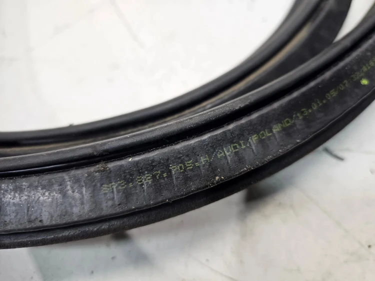 USZCZELKA KLAPY BAGAŻNIKA AUDI A3 8P3 8P3827705H