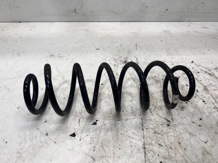 SPRĘŻYNA TYLNA LEWA LUB PRAWA AUDI A3 8V VOLKSWAGEN SEAT SKODA 5Q0511115JT