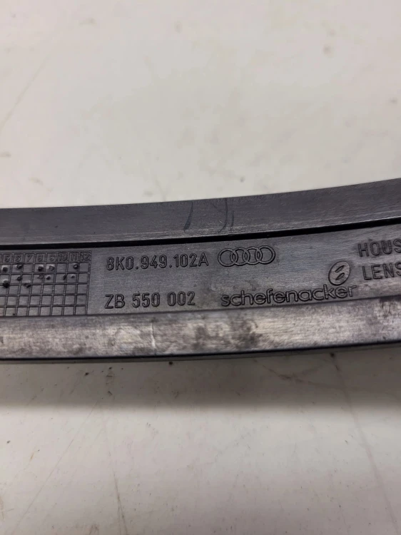 KIERUNKOWSKAZ LUSTERA PRAWY AUDI A4 B8 8K0949102A