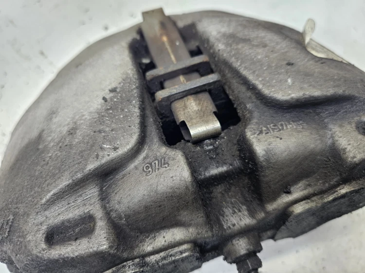 ZACISK HAMULCOWY PRAWY PRZÓD AUDI A4 B9 A5 8W 8W06CA 974