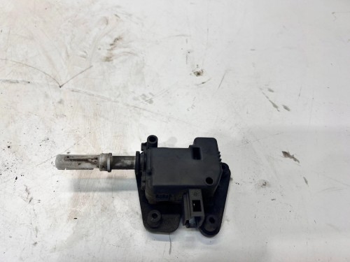 MECHANIZM ZAMYKANIA KLAPKI WLEWU PALIWA AUDI 8E9827833