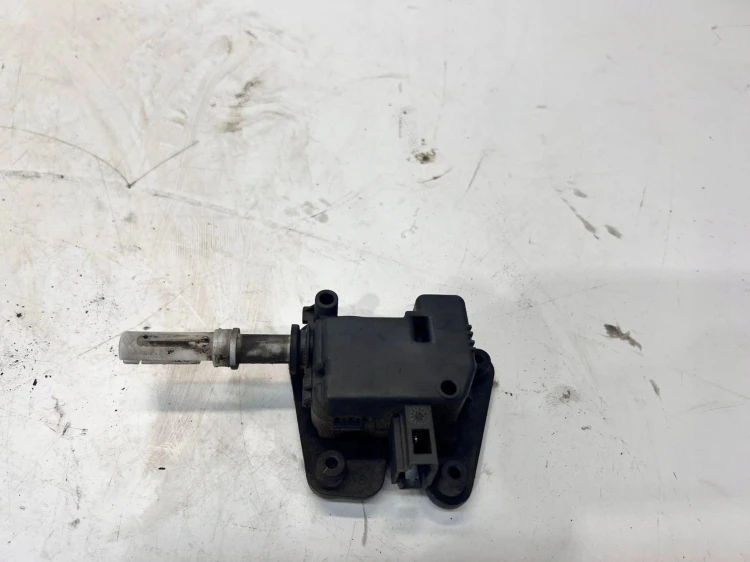 MECHANIZM ZAMYKANIA KLAPKI WLEWU PALIWA AUDI 8E9827833