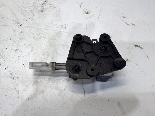 MECHANIZM ZAMYKANIA KLAPKI WLEWU PALIWA AUDI 8E9827833