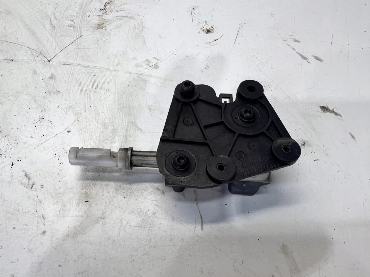 MECHANIZM ZAMYKANIA KLAPKI WLEWU PALIWA AUDI 8E9827833