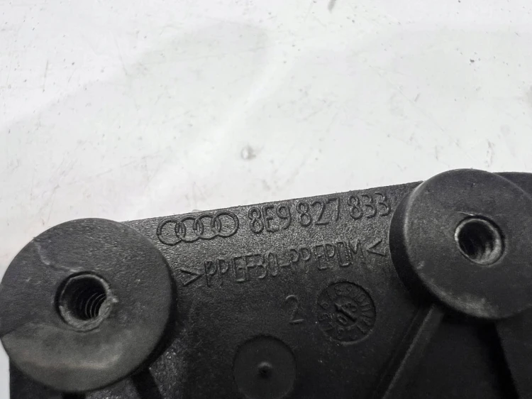 MECHANIZM ZAMYKANIA KLAPKI WLEWU PALIWA AUDI 8E9827833