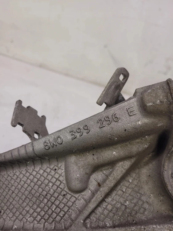 ŁAPA SILNIKA WSPORNIK PRAWA AUDI A4 A5 8W0399296E