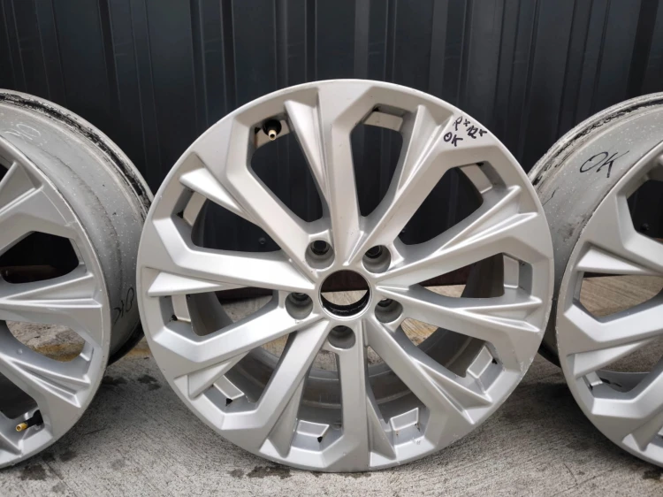 FELGA FELGI KOMPLET AUDI A4 B9 A5 8W ITP 7.5 J R17 ET38 8W0601025L R*12*