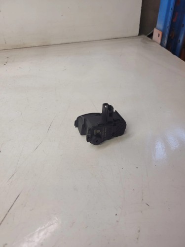 SIŁOWNIK KLAPKI PALIWA AUDI A4 A5 A6 Q5 8K0862153D
