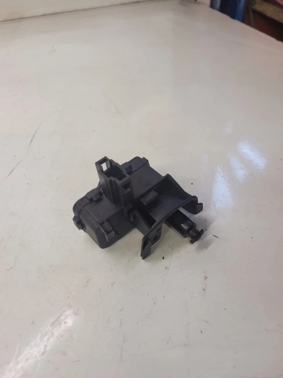 SIŁOWNIK KLAPKI PALIWA AUDI A4 A5 A6 Q5 8K0862153D