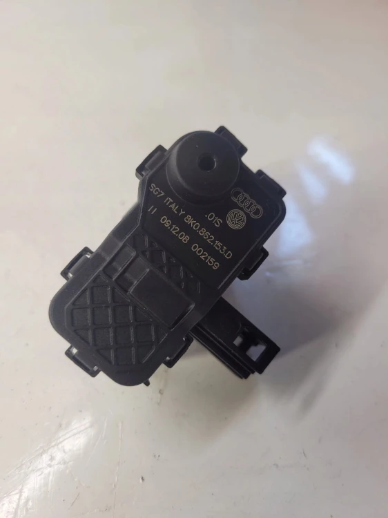 SIŁOWNIK KLAPKI PALIWA AUDI A4 A5 A6 Q5 8K0862153D