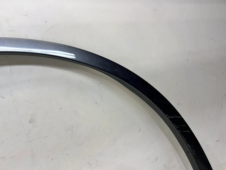 LISTWA Z BŁOTNIKA NAKŁADKA PRAWY PRZÓD AUDI Q7 4M LZ7S SLINE 4M0853718B