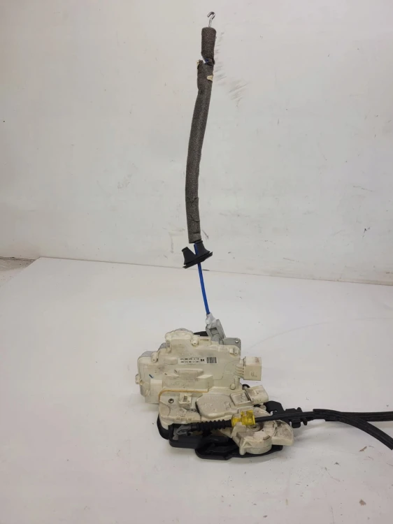 ZAMEK DRZWI PRAWY TYŁ AUDI A8 D4 4H0839016D DOCIĄG