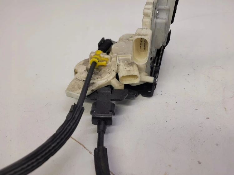 ZAMEK DRZWI PRAWY TYŁ AUDI A8 D4 4H0839016D DOCIĄG