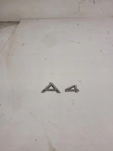 ZNACZEK EMBLEMAT KLAPY TYŁ AUDI A4 B7 ORYGINAŁ