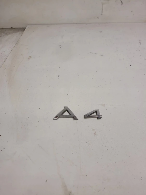 ZNACZEK EMBLEMAT KLAPY TYŁ AUDI A4 B7 ORYGINAŁ