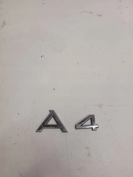 ZNACZEK EMBLEMAT KLAPY TYŁ AUDI A4 B7 ORYGINAŁ