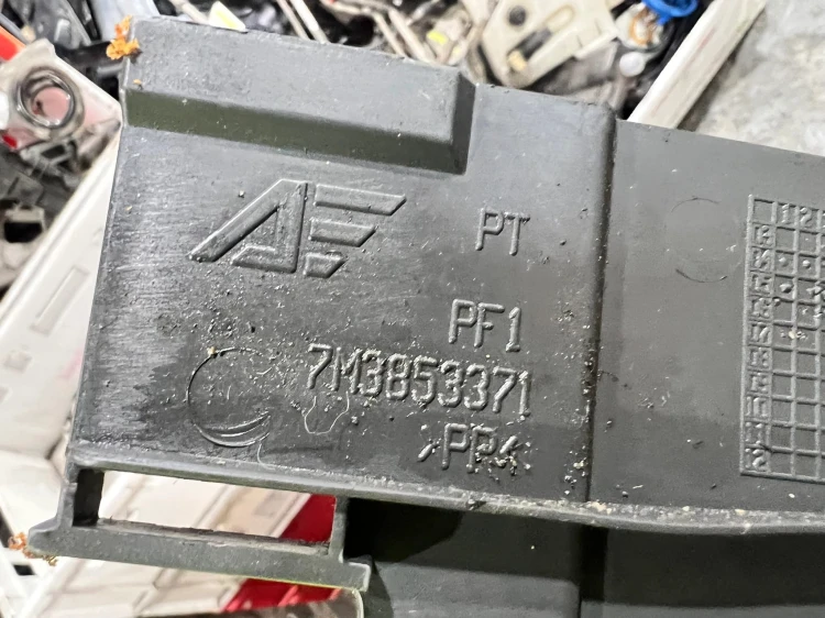 OSŁONA POSZYCIA PROGU LEWA VW SHARAN 7M3853371