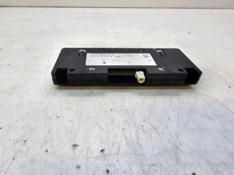 WZMACNIACZ ANTENOWY AUDI A4 B6 CABRIO 8H0035225S
