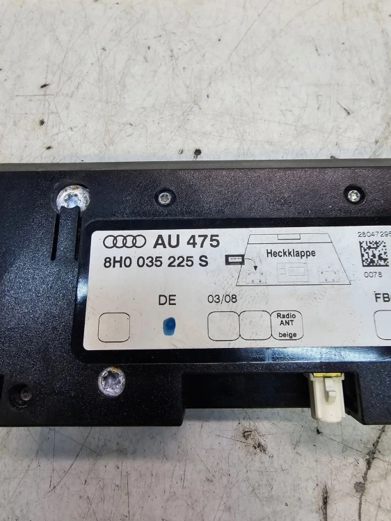 WZMACNIACZ ANTENOWY AUDI A4 B6 CABRIO 8H0035225S
