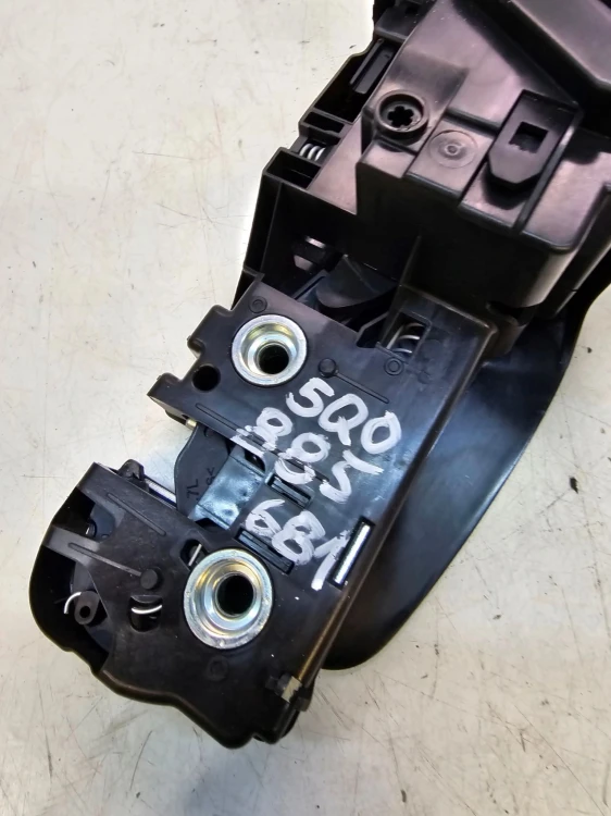 ZAMEK KANAPY LEWY TYŁ AUDI A3 8V VW 5Q0881681