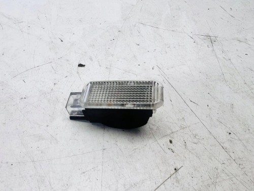 LAMPKA OŚWIETLENIE KABINY AUDI 4B0947416A