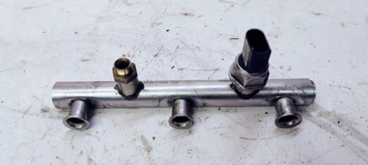 LISTWA WTRYSKOWA AUDI A4 A6 C6 3.2 FSI 06E13089B
