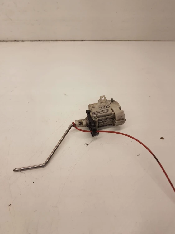 SIŁOWNIK KLAPKI PALIWA AUDI A3 8P LIFT 8P4862153