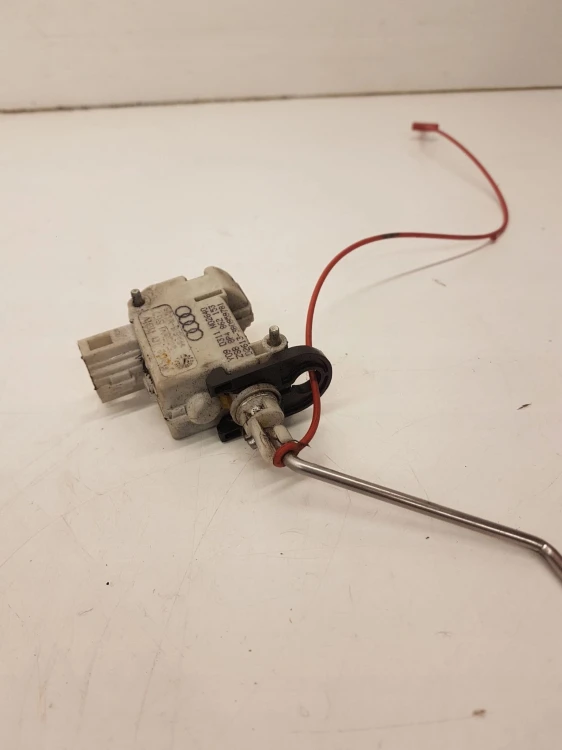 SIŁOWNIK KLAPKI PALIWA AUDI A3 8P LIFT 8P4862153