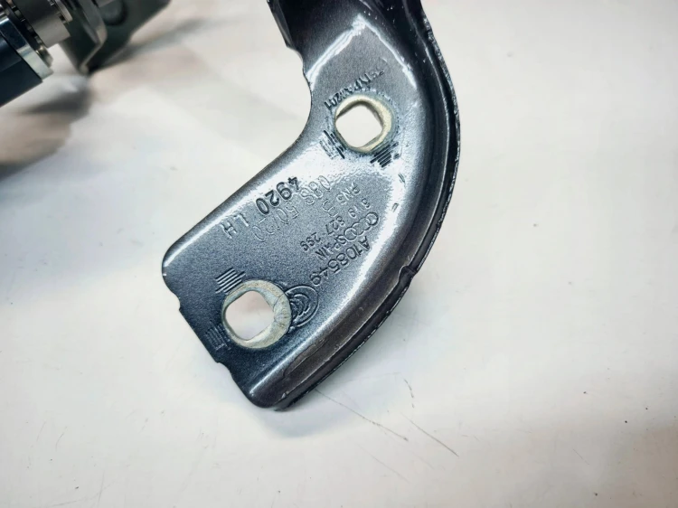 ZAWIAS SILNIKCZEK KLAPY TYŁ LEWY AUDI A4 B9 AVANT 8W9827299B 8W9827851D