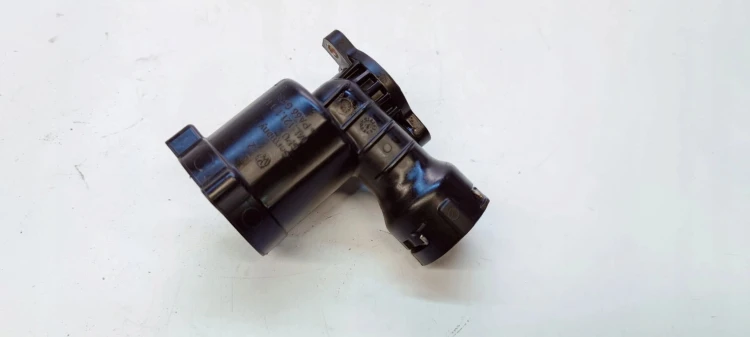 OBUDOWA TERMOSTATU AUDI A4 B9 A5 2.0 TDI 04L121111H
