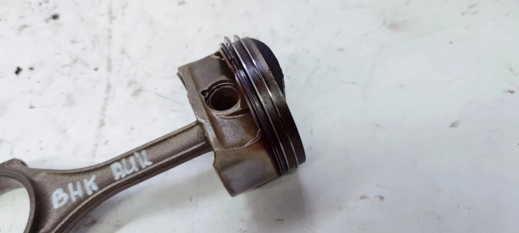 TŁOK + KORBOWÓD AUDI 3.2 FSI AUK BKH 06EA 84L108