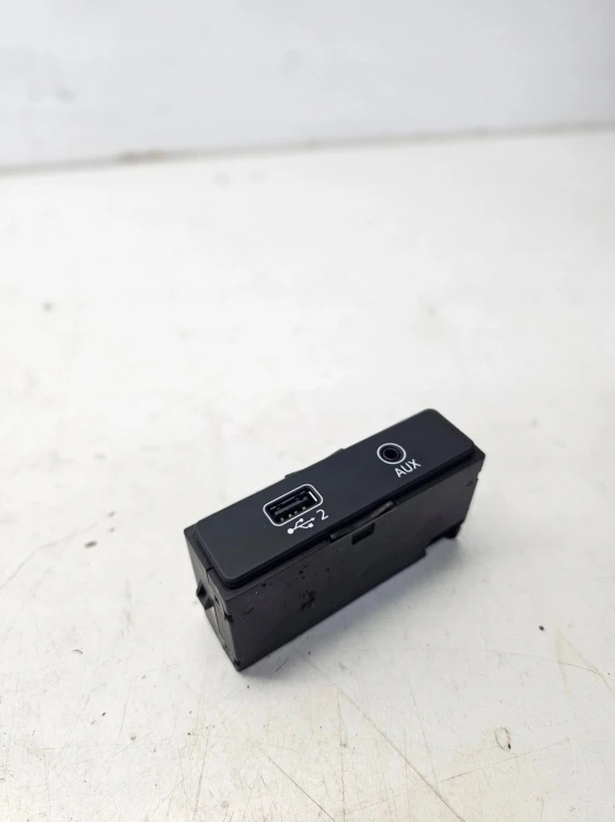 GNIAZDO PORT USB C AUX ŁADOWARKI AUDI A4 B9 LIFT A5 8W 8W0035708