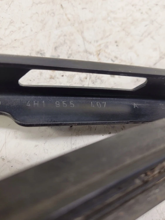 RAMIĘ WYCIERACZKI LEWE AUDI A8 D4 4H1955407A