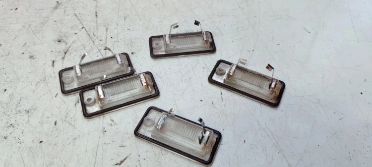 LAMPKA PODŚWIETLENIE TABLICY LEWA AUDI A3 8P A4 B6 B7 A6 C6 Q7 8E0807430A