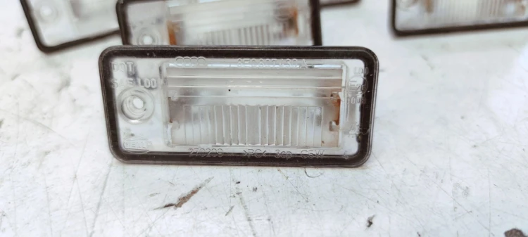 LAMPKA PODŚWIETLENIE TABLICY LEWA AUDI A3 8P A4 B6 B7 A6 C6 Q7 8E0807430A