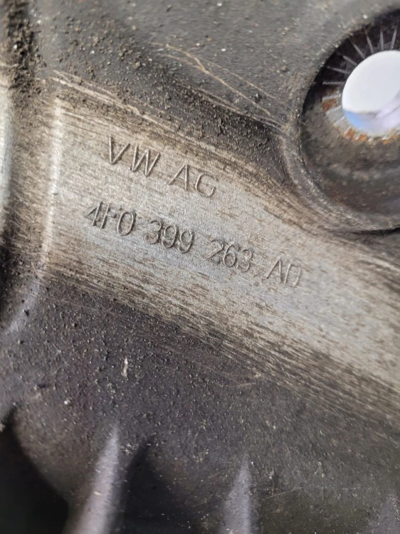 MOCOWANIE ŁAPA PODPORA SKRZYNI AUDI A6 4F0399263AD