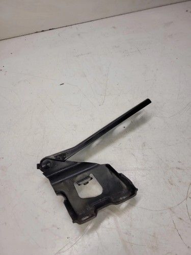 ZAWIAS MASKI PRAWY AUDI A4 B8 8K0823302B