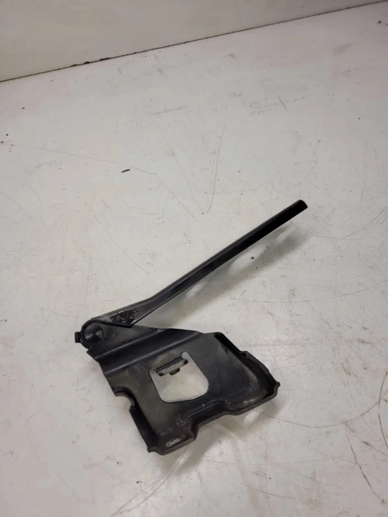 ZAWIAS MASKI PRAWY AUDI A4 B8 8K0823302B