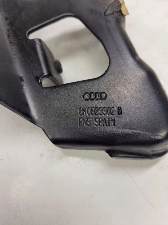 ZAWIAS MASKI PRAWY AUDI A4 B8 8K0823302B