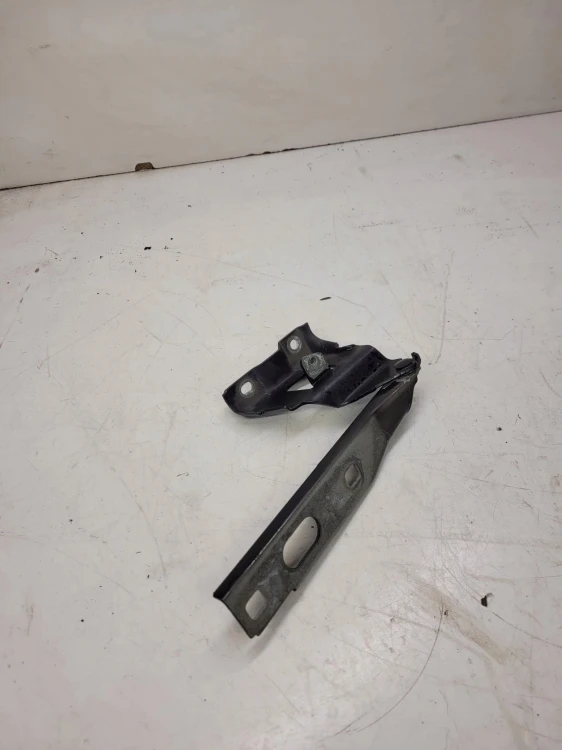 ZAWIAS MASKI PRAWY AUDI A4 B8 8K0823302B