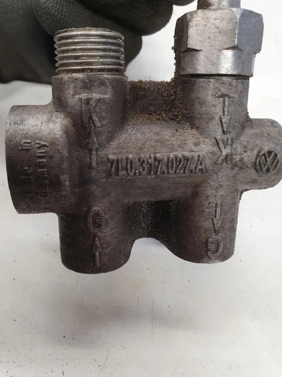 REGULATOR TEMPERATURY OLEJU AUDI Q7 LIF 7L0317027A
