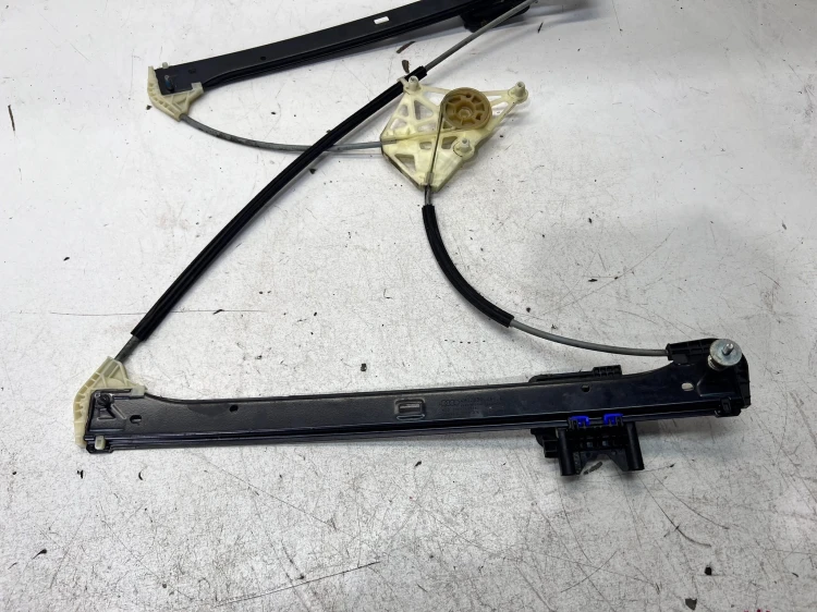 MECHANIZM PODNOSZENIA SZYBY LEWY TYŁ AUDI 4M0839461A