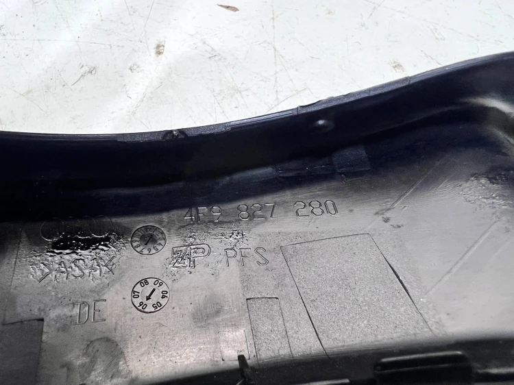OSŁONA ZAWIASU PRAWY TYŁ AUDI A6 C6 AVANT 4F9827280